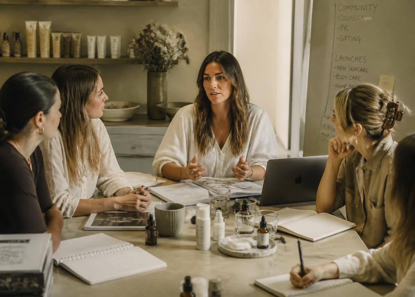 Equipo de mujeres trabajando en una reunión de negocio